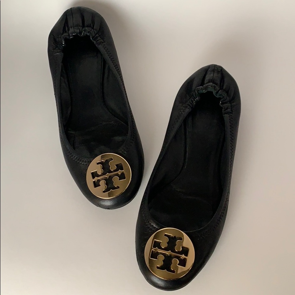 Tory Burch Reva black leather gold emblem size 7